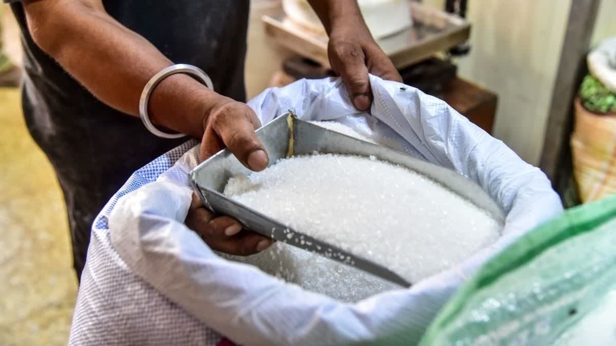 सरकारी सख्ती के बाद मिलों में चीनी 30% सस्ती, लेकिन रिटेल बाजारों में अभी भी ₹64 भाव