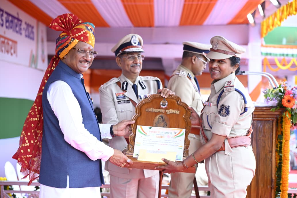 मुख्यमंत्री श्री विष्णु देव साय के करकमलों से उत्कृष्ट सेवा के लिए सम्मानित हुए पुलिस एवं नगर सेना के अधिकारी-कर्मचारी