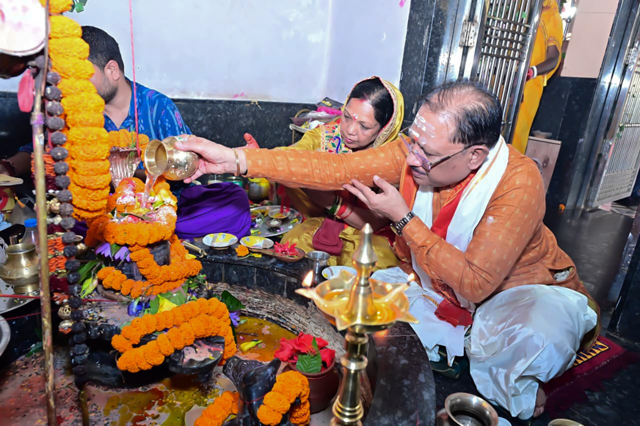 मुख्यमंत्री श्री विष्णुदेव साय ने सावन सोमवार और नागपंचमी पर श्री फलेश्वरनाथ महादेव की पूजा-अर्चना की