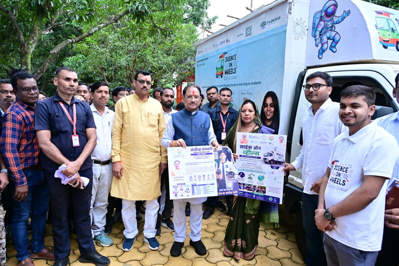 मुख्यमंत्री ने ‘साइंस ऑन व्हील्स’ को दिखाई हरी झंडी, अब स्कूलों तक पहुंचेगी प्रयोगों की चलती-फिरती विज्ञानशाला