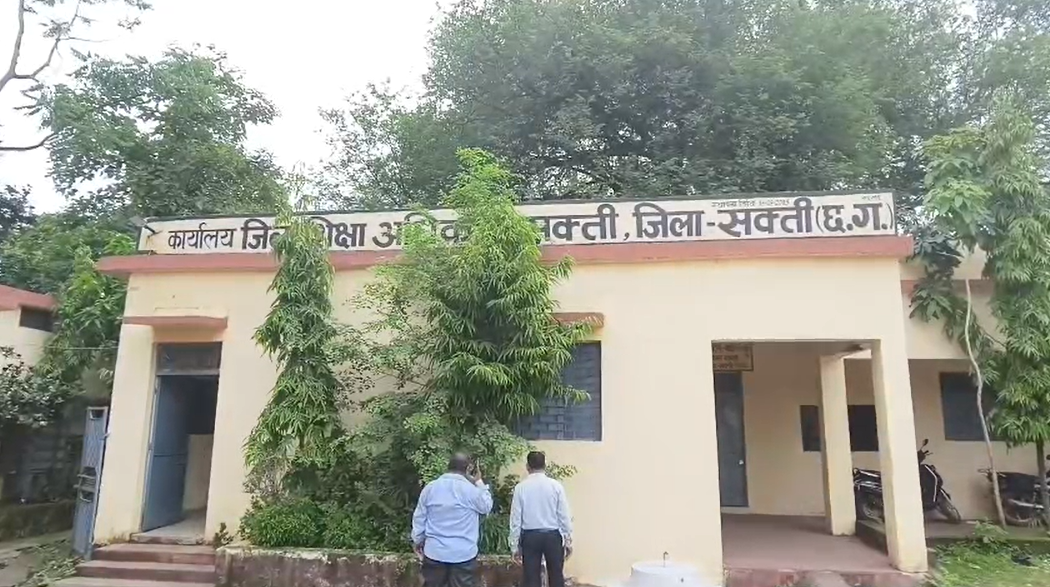 बच्चों की पढ़ाई छोड़ बैठक जरूरी! समय से पहले स्कूल बंद, शिक्षा विभाग पर सवाल