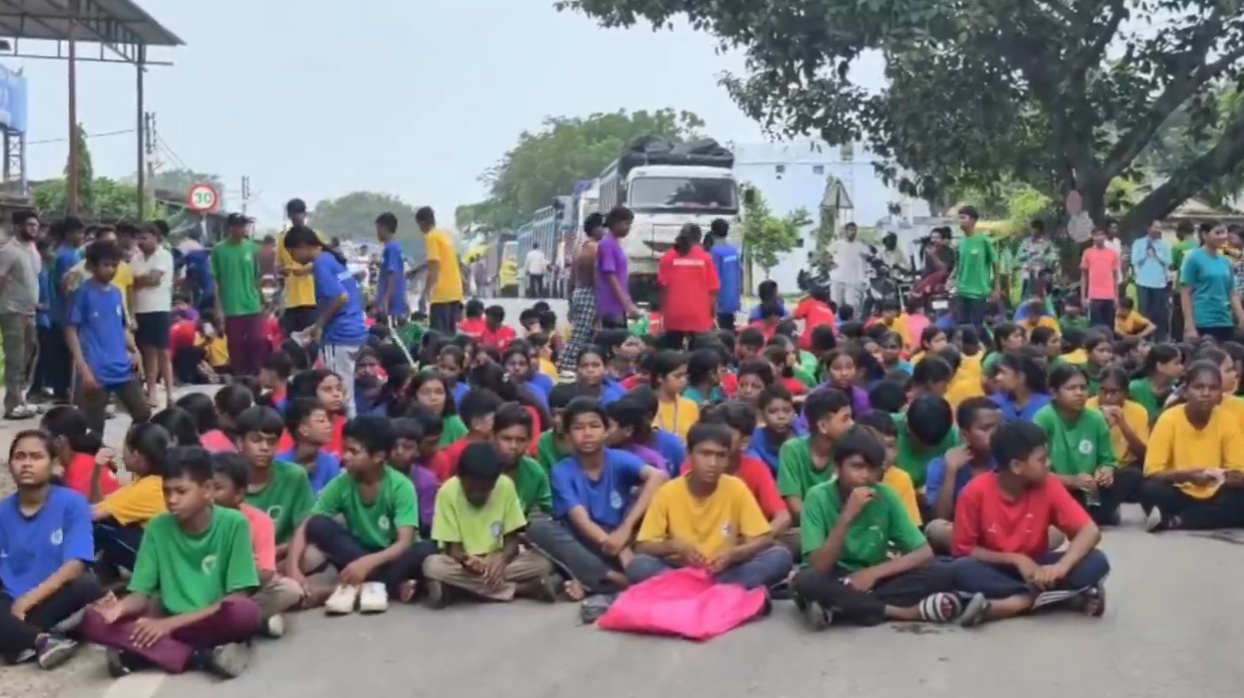 कोरबा-कटघोरा मार्ग पर चक्का जाम, प्रिंसिपल और छात्रावास अधीक्षक को हटाने की मांग