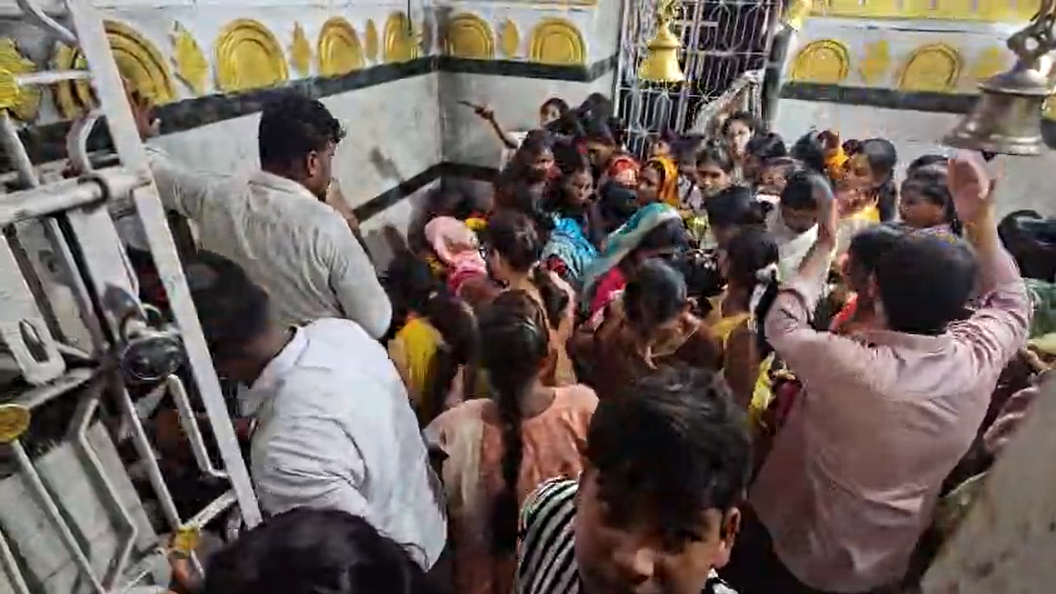 पहाड़ से निकलती जलधारा करती है शिवलिंग का जलाभिषेक