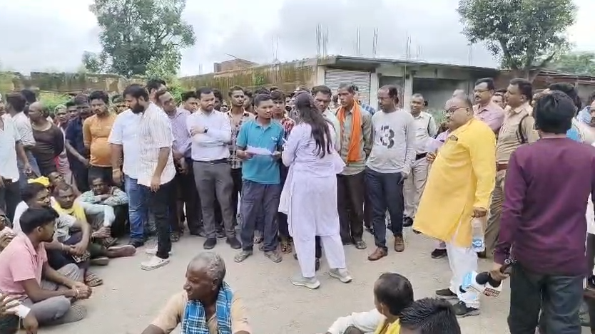एनएच पर 4 घंटे से चक्काजाम, ग्रामीणों का प्रदर्शन जारी