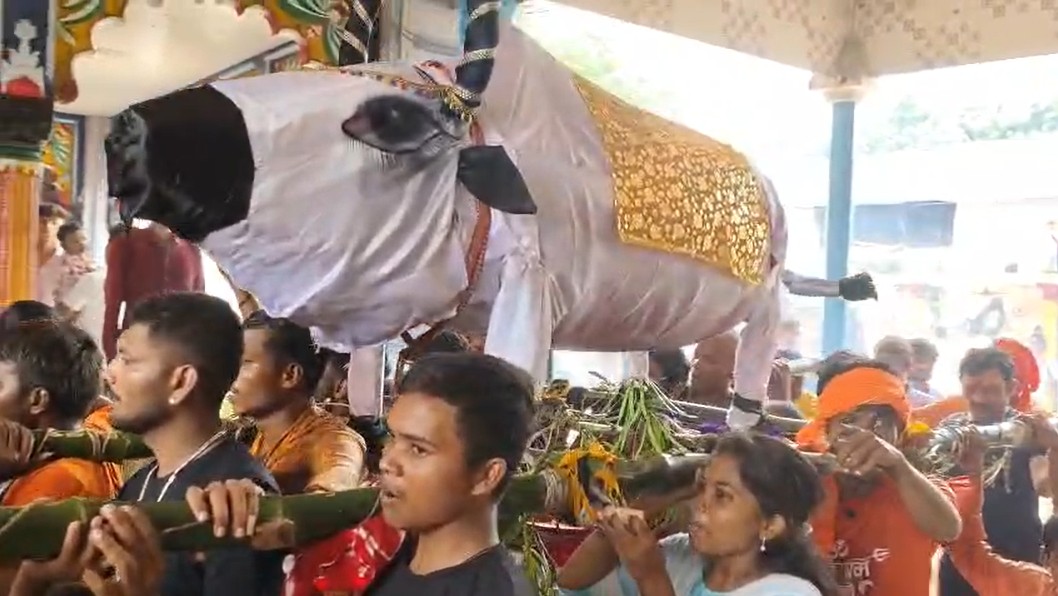 बाबा कलेश्वरनाथ के दर्शन को उमड़ी श्रद्धालुओं की भीड़