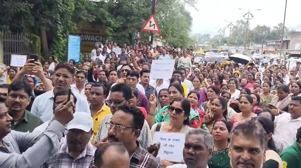 रंगमंच से कलेक्टोरेट तक गूंजे शिक्षकों के नारे