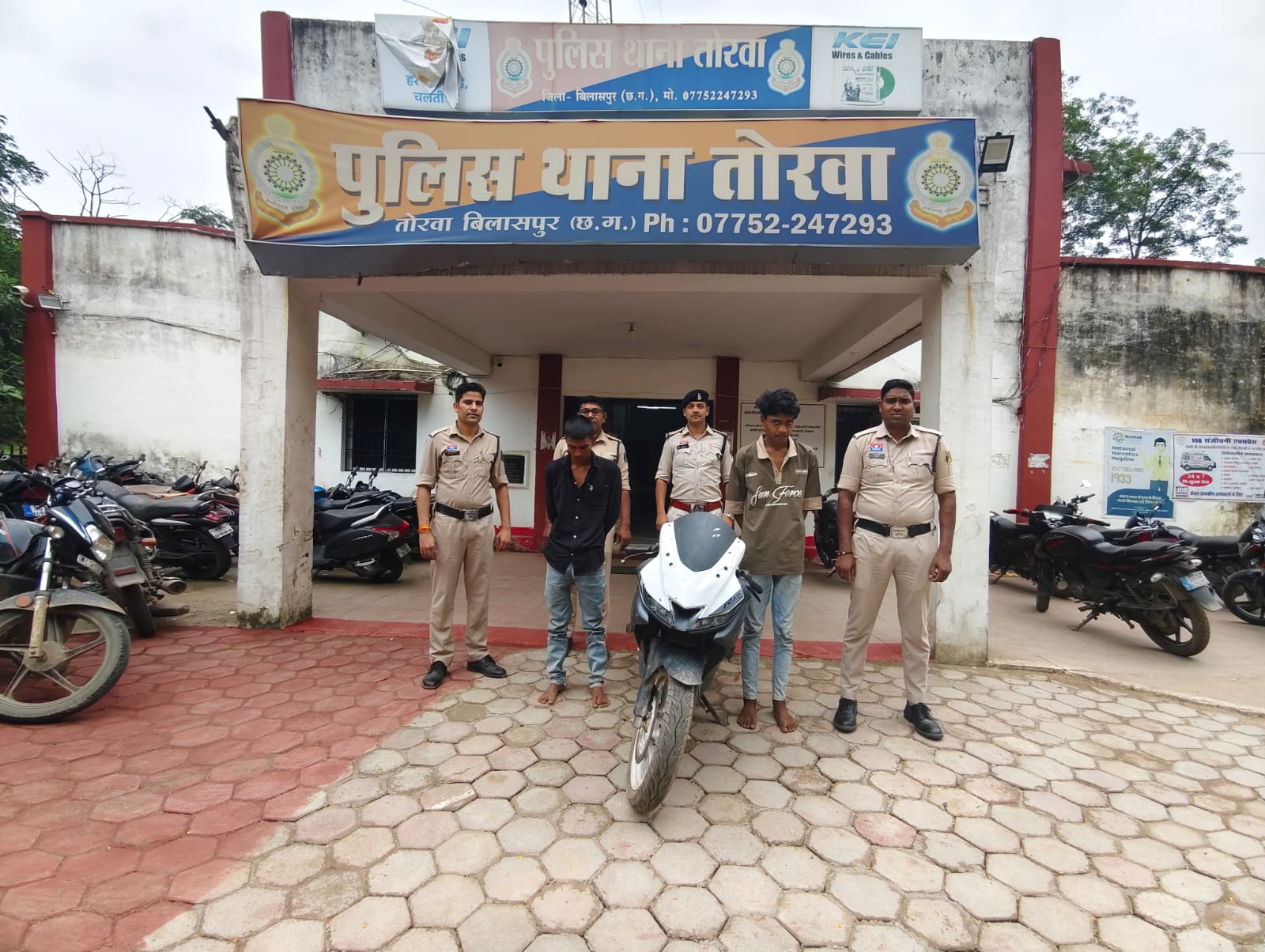 चोरी की बाइक सहित दो आरोपी गिरफ्तार