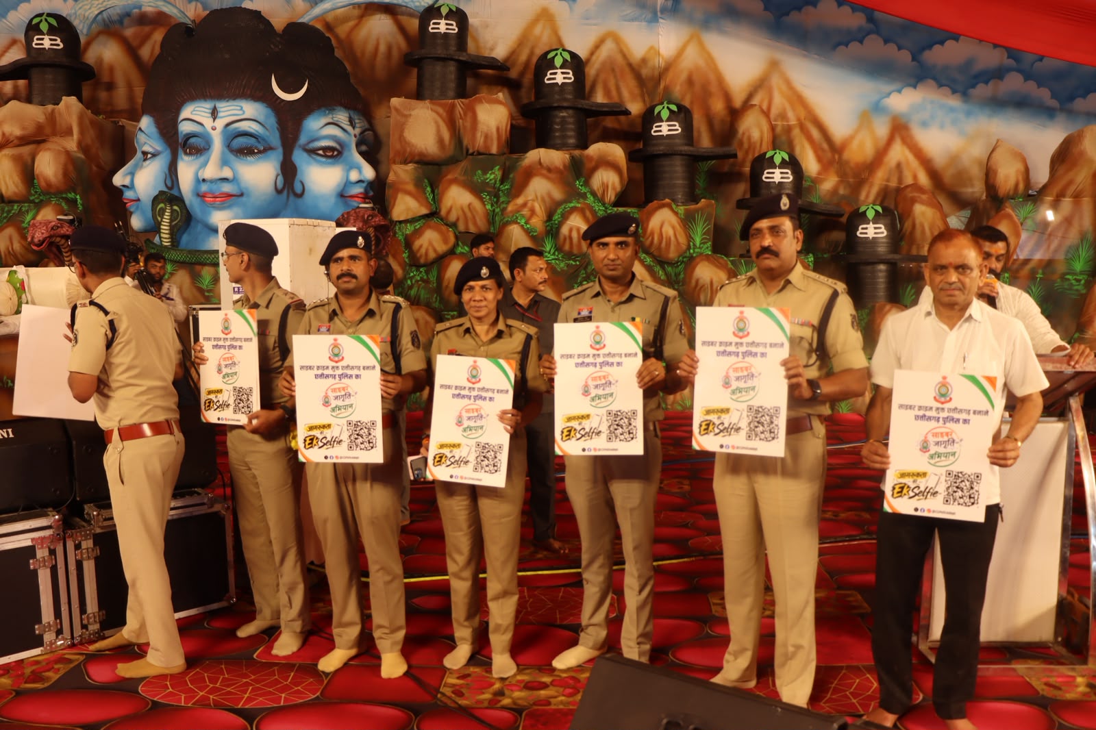 शिवमहापुराण कथा में पंडित प्रदीप मिश्रा ने दिया साइबर अपराध से बचाव का संदेश