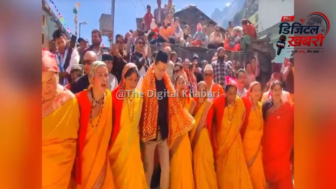बदरीनाथ धाम में सीएम पुष्कर सिंह धामी का अनोखा अंदाज, स्थानीय महिलाओं के साथ किया 'छाछनी' नृत्य