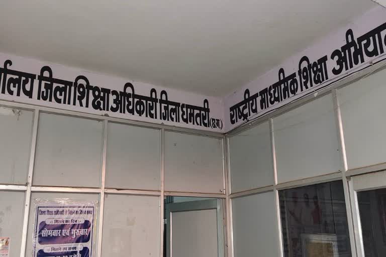 स्कूल में शराब पीकर आने और बिना अनुमति अनुपस्थित रहने पर सरकारी स्कूल का व्याख्याता निलंबित
