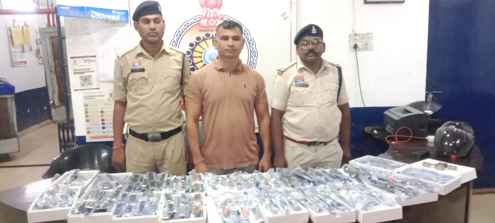 नकली टाइटन-फास्ट्रैक घड़ियां बेचने वाला आरोपी गिरफ्तार, 280 नकली घड़ियां बरामद